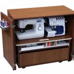 table de machine à coudre avec piédestaux