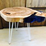 table ronde avec coupe à la scie avec ombrage foncé