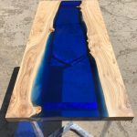table avec coupe à la scie avec remplissage bleu foncé