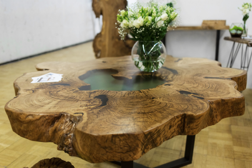 table avec scie à l'intérieur