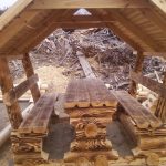 table dans le gazebo et bancs de la maison en rondins