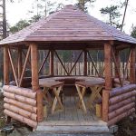 table semi-circulaire dans le gazebo