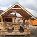 gazebo avec une table d'une maison en rondins