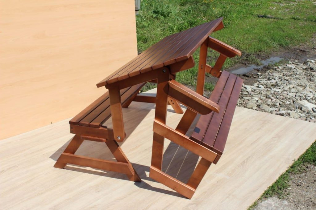 table de transformation avec deux bancs