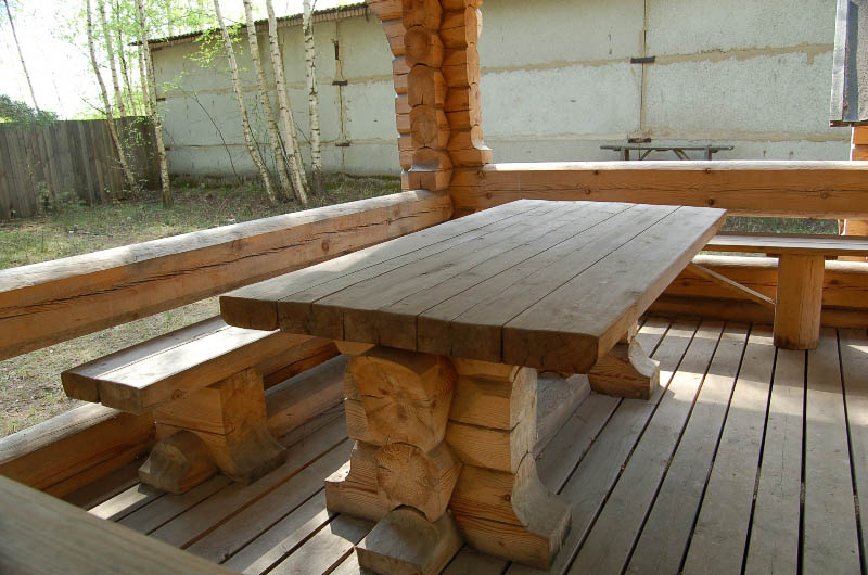 table dans le gazebo dans le pays