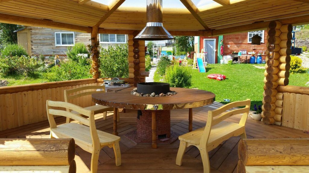 table dans un gazebo confortable