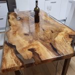 table laquée avec coupe à la scie