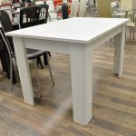 à la table de la cuisine du magasin