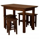 petite table de cuisine avec tabourets
