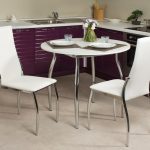 table de cuisine ronde dans la cuisine violette