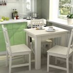petite table de cuisine près de la fenêtre