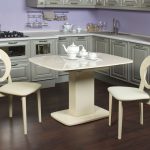 table de cuisine blanche avec un pied