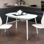 table de cuisine blanche avec bouilloire