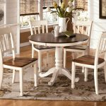 table de cuisine marron avec bouilloire