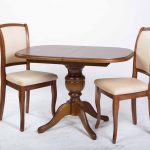 table de cuisine avec chaises
