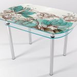 table de cuisine avec des fleurs