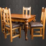 table de cuisine avec des chaises moelleuses