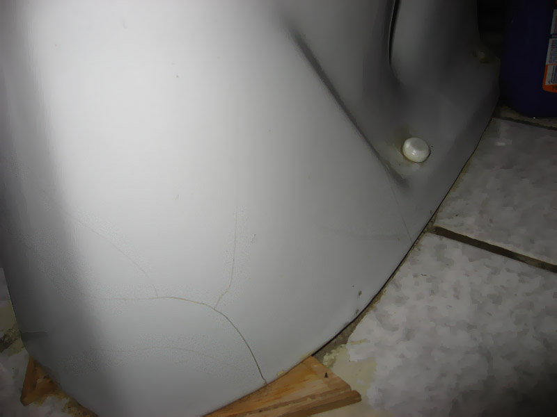 fissure dans la base des toilettes