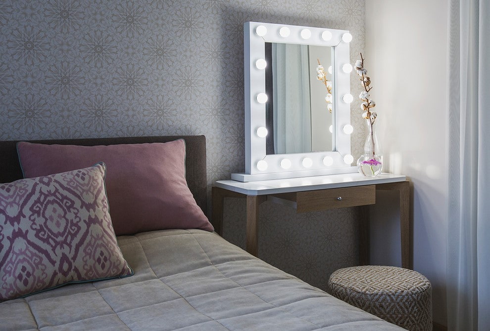 coiffeuse avec décor miroir