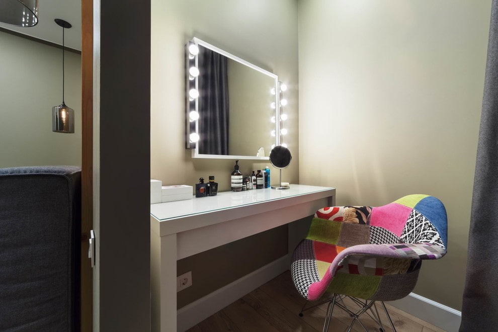coiffeuse avec décoration miroir