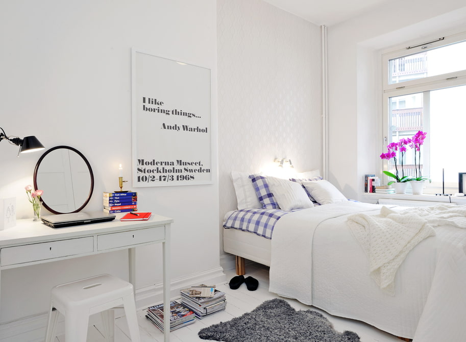coiffeuse avec miroir dans la chambre