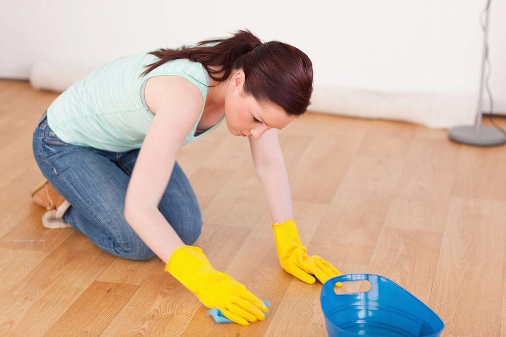 membersihkan linoleum