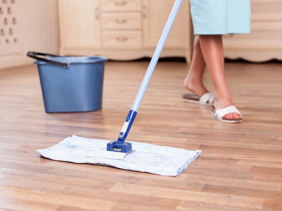 membersihkan linoleum