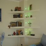 étagère d'angle dans la chambre