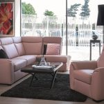 canapé d'angle rose avec fauteuil
