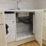 tiroirs dans la cuisine sous l'évier
