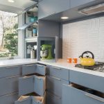 tiroirs dans la cuisine ouverts