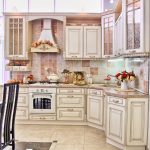 tiroirs dans la cuisine de l'appartement