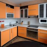 tiroirs dans la cuisine orange
