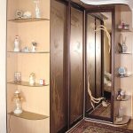 Eckkleiderschrank im Wohnzimmer