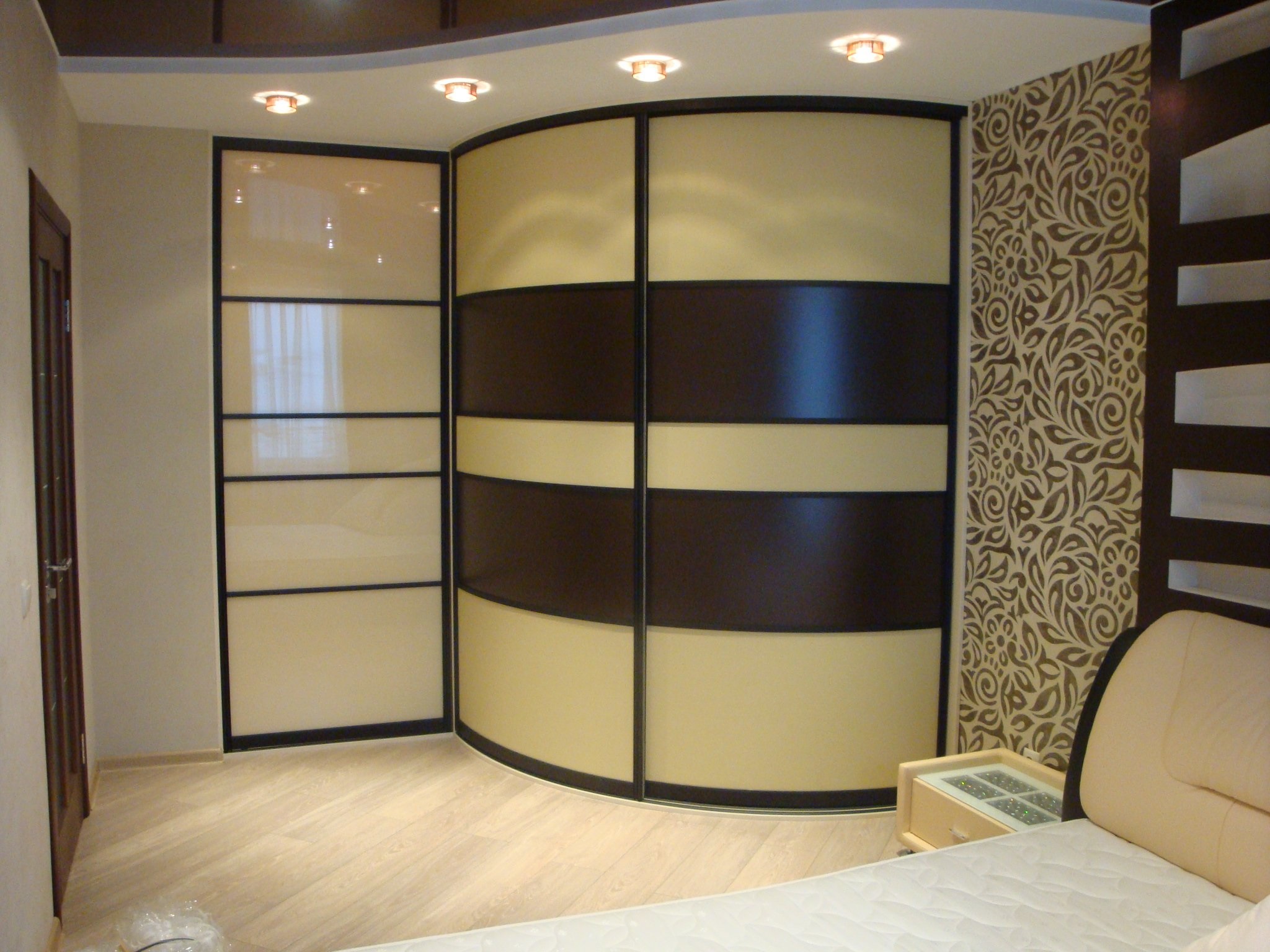 halbrunder Kleiderschrank im Schlafzimmer