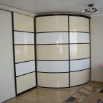 Eckschrank radial gestreift