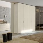 hoher Eckschrank