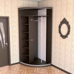 brauner Eckschrank im Flur