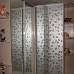 Winkel grau glänzender Schrank