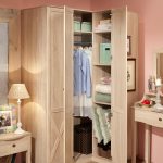 ein schmaler Eckschrank aus Holz