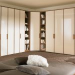 großer Eckschrank