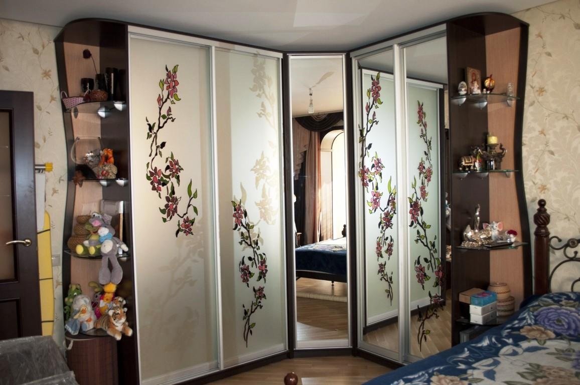 verspiegelter Eckschrank
