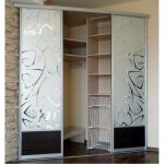 Kleiderschrank im Flur mit Bild
