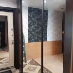 Kleiderschrank im Flur mit Spiegel