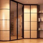 großer Kleiderschrank im Flur