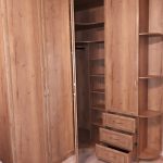 Holzkleiderschrank im Flur