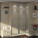 Kleiderschrank im Flur in der Ecke