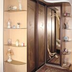 Kleiderschrank in der Flurecke