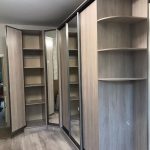 Kleiderschrank im Flur mit Regalen