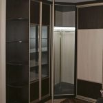 Kleiderschrank im Flur dunkel